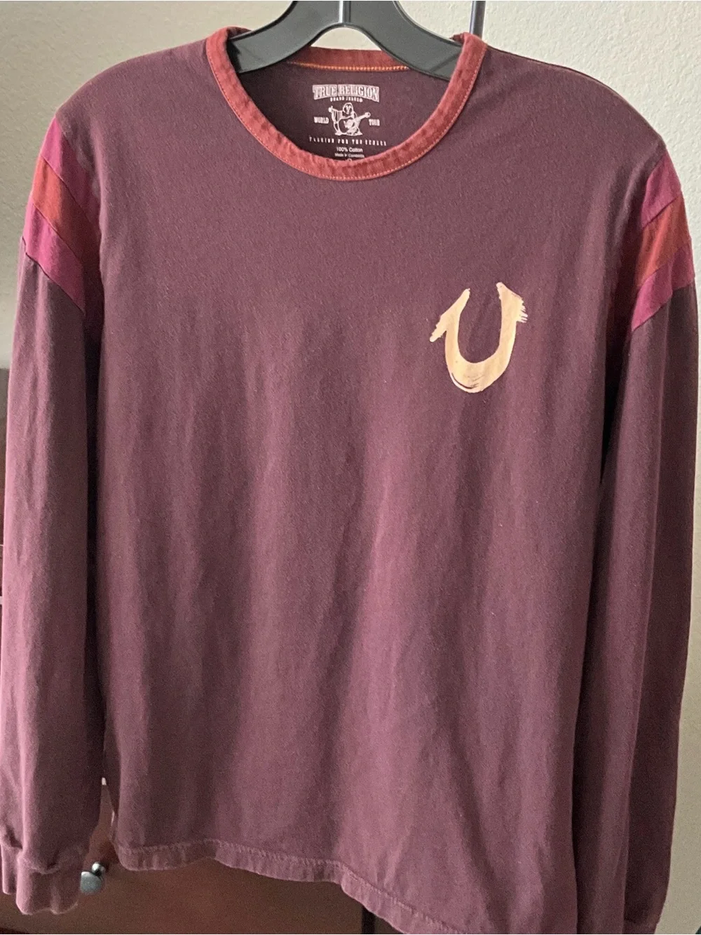 True Religion Mens Long Sleeve Burgundy Tee with Cream Horse Shoe Logo S